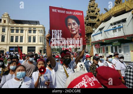 (DATEI-FOTO) Ein Protestler hält ein Plakat mit einem Bild von Aung San Suu Kyi während einer Demonstration gegen den Militärputsch in der Nähe der Sule Pagode im Zentrum von Yangon, Myanmar am 22. Februar 2021 (neu aufgelegt am 23. Juni 2022). Die Junta bestätigte heute, dass der gestürzten zivilen Führerin Aung San Suu Kyi in ein Gefängnis in Naypyitaw verlegt worden war. (Foto von STR/NurPhoto) Stockfoto