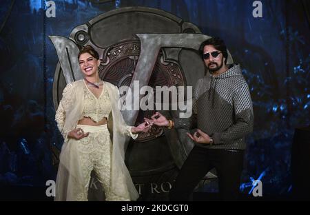 Bollywood-Schauspielerin Jacqueline Fernandez und Kannada-Schauspieler Kichcha Sudeep posieren für Bilder während des Trailer-Starts ihres kommenden Fantasy-Action-Adventure-Thrillers Kannada-Films „Vikrant Rona“ in Mumbai, Indien, 23. Juni 2022. (Foto von Indranil Aditya/NurPhoto) Stockfoto