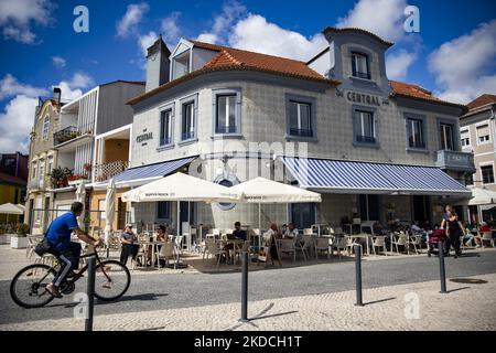 Am 22. Juni 2022 genießen die Gäste den sonnigen Tag im Café Central, das in einem Gebäude mit Azulejos-Fassade in Aveiro, Portugal, untergebracht ist. (Foto von Emmanuele Contini/NurPhoto) Stockfoto