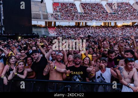 Fans des Sängers Vasco Rossi vor dem Konzert in Bari im San Nicola Stadion am 22. Juni 2022. Der italienische Sänger Vasco Rossi tritt während der neuen Tournee im Stadion S.Nicola in Bari, Italien, am 23. Juni 2022 auf. Zum ersten Mal nach der Wiedereröffnung nach dem gesundheitlichen Notfall haben 50.000 das San Nicola Stadion gefüllt. Nicht nur, weil seit dem letzten Konzert von Vasco Rossi in Bari vier Jahre vergangen sind, auch wegen der Pandemie (Foto: Davide Pischettola/NurPhoto) Stockfoto