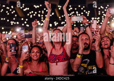 Fans des Sängers Vasco Rossi beim Konzert in Bari im San Nicola Stadion am 22. Juni 2022. Der italienische Sänger Vasco Rossi tritt während der neuen Tournee im Stadion S.Nicola in Bari, Italien, am 23. Juni 2022 auf. Zum ersten Mal nach der Wiedereröffnung nach dem gesundheitlichen Notfall haben 50.000 das San Nicola Stadion gefüllt. Nicht nur, weil seit dem letzten Konzert von Vasco Rossi in Bari vier Jahre vergangen sind, auch wegen der Pandemie (Foto: Davide Pischettola/NurPhoto) Stockfoto