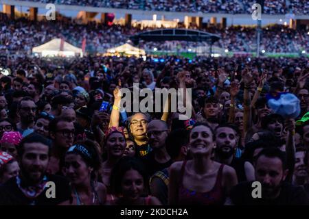 Fans des Sängers Vasco Rossi vor dem Konzert in Bari im San Nicola Stadion am 22. Juni 2022. Der italienische Sänger Vasco Rossi tritt während der neuen Tournee im Stadion S.Nicola in Bari, Italien, am 23. Juni 2022 auf. Zum ersten Mal nach der Wiedereröffnung nach dem gesundheitlichen Notfall haben 50.000 das San Nicola Stadion gefüllt. Nicht nur, weil seit dem letzten Konzert von Vasco Rossi in Bari vier Jahre vergangen sind, auch wegen der Pandemie (Foto: Davide Pischettola/NurPhoto) Stockfoto