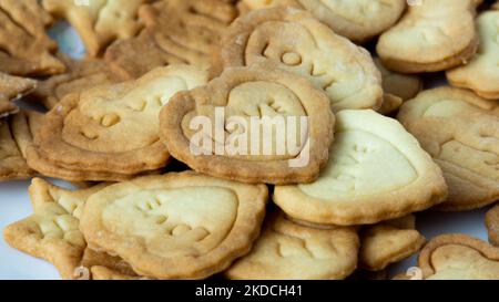 Herzförmige Butter hausgemachte Kekse Kekse mit Wort Liebe. Liebe, Romantik, valentinstag Stockfoto