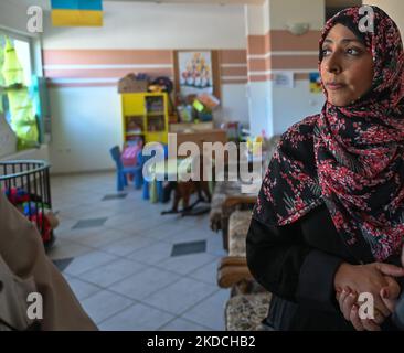 Tawakkol Karman, ein jemenitischer Nobelpreisträger, Journalist, Politiker und Menschenrechtsaktivist, besuchte das Hotel Magda, ein Hotelgebäude, das in ein Unterschlupf für ukrainische Flüchtlinge umgewandelt wurde. Dort leben etwa 80 Flüchtlinge, meist Frauen und Kinder. Drei Friedensnobelpreisträger, Tawakkol Karman (Jemen), Leymah Gbowee (Liberia) und Jody Williams (USA), haben heute ihren Besuch in der Ukraine und in Polen zum Gedenken an den viermonatigen russischen Einmarsch in die Ukraine abgeschlossen. Die Preisträger fordern den sofortigen Abzug der russischen Truppen aus der Ukraine, die Rechenschaftspflicht für den russischen Krieg cri Stockfoto