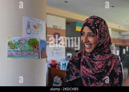 Tawakkol Karman, ein jemenitischer Nobelpreisträger, Journalist, Politiker und Menschenrechtsaktivist, besuchte das Hotel Magda, ein Hotelgebäude, das in ein Unterschlupf für ukrainische Flüchtlinge umgewandelt wurde. Dort leben etwa 80 Flüchtlinge, meist Frauen und Kinder. Drei Friedensnobelpreisträger, Tawakkol Karman (Jemen), Leymah Gbowee (Liberia) und Jody Williams (USA), haben heute ihren Besuch in der Ukraine und in Polen zum Gedenken an den viermonatigen russischen Einmarsch in die Ukraine abgeschlossen. Die Preisträger fordern den sofortigen Abzug der russischen Truppen aus der Ukraine, die Rechenschaftspflicht für den russischen Krieg cri Stockfoto