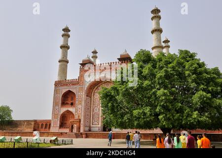 Tor zum Grab von Akbar dem Großen in Agra, Uttar Pradesh, Indien, am 07. Mai 2022. Akbars Grab ist das Grab des Moghul-Imperators Akbar und wurde 1605–1613 von seinem Sohn Jahangir erbaut. Das Tor wurde gebaut, um die Buland Darwaza in Fatehpur Sikri, der Stadt, Akbar gegründet zu imitieren. (Foto von Creative Touch Imaging Ltd./NurPhoto) Stockfoto