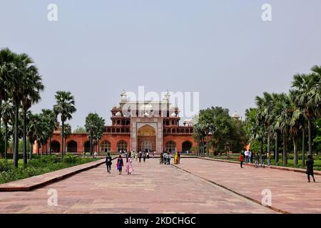 Fassade des Gebäudes mit dem Grab von Akbar dem Großen in Agra, Uttar Pradesh, Indien, am 05. Mai 2022. Akbars Grab ist das Grab des Moghul-Imperators Akbar und wurde 1605–1613 von seinem Sohn Jahangir erbaut. (Foto von Creative Touch Imaging Ltd./NurPhoto) Stockfoto