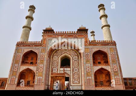 Tor zum Grab von Akbar dem Großen in Agra, Uttar Pradesh, Indien, am 07. Mai 2022. Akbars Grab ist das Grab des Moghul-Imperators Akbar und wurde 1605–1613 von seinem Sohn Jahangir erbaut. Das Tor wurde gebaut, um die Buland Darwaza in Fatehpur Sikri, der Stadt, Akbar gegründet zu imitieren. (Foto von Creative Touch Imaging Ltd./NurPhoto) Stockfoto