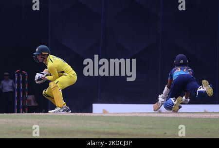 Jeffrey Vandersay aus Sri Lanka wird vom australischen Wicketkeeper Alex Carey während des One Day International-Spiels 5. zwischen Sri Lanka und Australien im R. Premadasa Stadium am 24. Juni 2022 in Colombo, Sri Lanka, entlassen. (Foto von Pradeep Dambarage/NurPhoto) Stockfoto