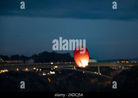 Ein Johannisballon fliegt am Himmel während der Feierlichkeiten zum Sao Joao (Saint John) in Porto, Portugal am 23. Juni 2022. Die Feier, die für die Stadt das wichtigste ist, fand zum ersten Mal nach zwei Jahren ohne Einschränkungen durch das Coronavirus statt. Typisch für das Fest sind Sardinen, Plastikhämmer, die zum Klopfen von Köpfen anderer Menschen, Basilikumpflanzen und Lauchblumen verwendet werden. (Foto von Emmanuele Contini/NurPhoto) Stockfoto