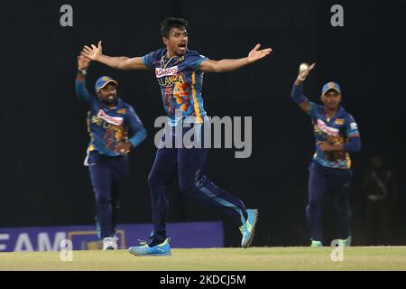 Mahesh Theekshana aus Sri Lanka feiert nach dem Wicket-Taking von Josh Inglis aus Australien beim One Day International Match 5. zwischen Sri Lanka und Australien im R. Premadasa Stadium am 24. Juni 2022 in Colombo, Sri Lanka. Stockfoto