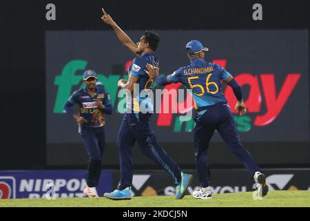 Mahesh Theekshana aus Sri Lanka feiert nach dem Wicket-Taking von Josh Inglis aus Australien beim One Day International Match 5. zwischen Sri Lanka und Australien im R. Premadasa Stadium am 24. Juni 2022 in Colombo, Sri Lanka. Stockfoto