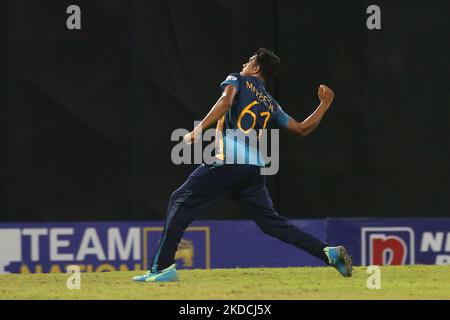 Mahesh Theekshana aus Sri Lanka feiert nach dem Wicket-Taking von Josh Inglis aus Australien beim One Day International Match 5. zwischen Sri Lanka und Australien im R. Premadasa Stadium am 24. Juni 2022 in Colombo, Sri Lanka. Stockfoto