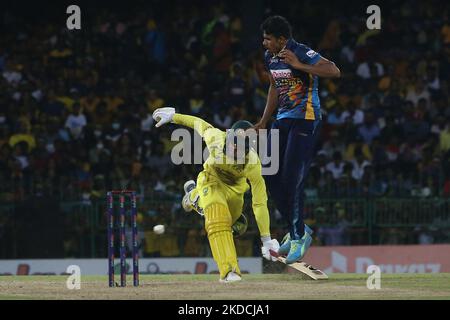 Der Australier Alex Carey läuft während des One Day International Spiels 5. zwischen Sri Lanka und Australien im R. Premadasa Stadium am 24. Juni 2022 in Colombo, Sri Lanka. Stockfoto