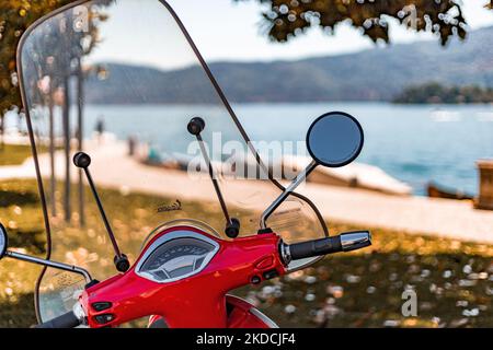 Eine rote italienische Vespa parkte in der Nähe des Lago Maggiore Stockfoto