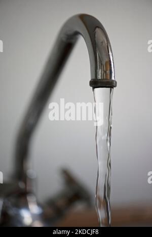Ein Wasser, das aus einem Wasserhahn läuft Stockfoto