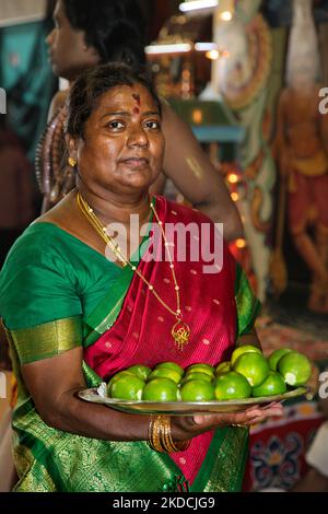 Tamilische Hindu-Anhänger tragen das Idol von Lord Vinayagar (Lord Ganesh) vom Wagen zurück in Richtung zum Tempel während des Vinayagar Ther Thiruvizha Festivals an einem tamilischen Hindu-Tempel in Ontario, Kanada am 23. Juli 2016. Das Idol ist grün geschmückt und mit kaltem Wasser besprüht, was die Gottheit vor all der Aufregung, die während der Führung durch den Tempel von außen erlebt wird, beruhigen soll. Dieses Festival ist Teil des 15 Tage langen Festivals, das Lord Murugan ehrt, das mit einer extravaganten Wagenprozession gipfelt. (Foto von Creative Touch Imaging Ltd./NurPhoto) Stockfoto