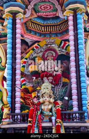 Tamilische Hindu-Priester reiten auf dem großen Holzwagen, während sie besondere Gebete zu Ehren von Lord Vinayagar während des Vinayagar Ther Thiruvizha Festivals in einem tamilischen Hindu-Tempel in Ontario, Kanada, am 23. Juli 2016 durchführen. Dieses Festival ist Teil des 15 Tage langen Festivals, das Lord Ganesh ehrt und mit einem extravaganten Wagenzug gipfelt. (Foto von Creative Touch Imaging Ltd./NurPhoto) Stockfoto