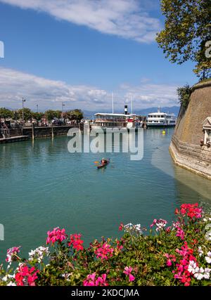 Peschiera, Lago di Garda, Italien 22 September 2022 Antike venezianische Mauern und Fährhafen in Canale di Mezzo Stockfoto