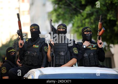 Mitglieder der Saraya al-Quds Brigaden, des bewaffneten Flügels der Bewegung des Islamischen Dschihad in Palästina, nehmen an einer Militärparade Teil? In gaza-Stadt, am 24. Juni 2022 (Foto: Majdi Fathi/NurPhoto) Stockfoto