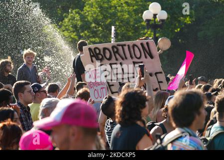 NEW YORK CITY - 24. JUNI: Menschen versammeln sich im Washington Square Park, um gegen die Entscheidung des Obersten Gerichtshofs im Fall Dobbs gegen Jackson für Frauengesundheit am 24. Juni 2022 im Stadtteil Manhattan von New York City zu protestieren. Mit der Entscheidung des Gerichtshofs im Frauengesundheitssache Dobbs / Jackson wird der bahnbrechende 50-jährige Fall Roe / Wade umgestolbt, wodurch das Bundesrecht auf Abtreibung beseitigt wird. (Foto von John Nacion/NurPhoto) Stockfoto