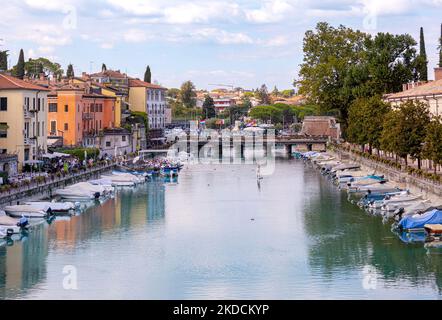 Peschiera del Garda, Verona, Italien - 22. September 2022 schönes Stadtbild mit Häusern und Booten am Canale di Mezzo in Peschiera, Lago del Garda Stockfoto