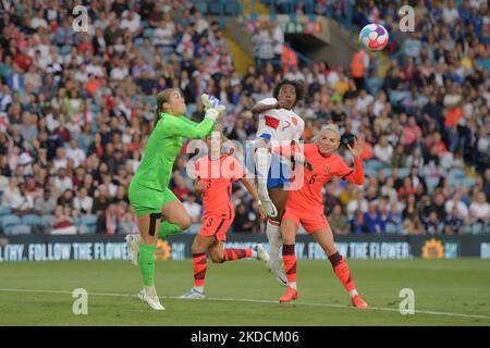 Englands Mary Earps kommen tapfer für die heraus. Ball unter Druck der niederländischen Lineth Beerensteyn während des Internationalen Freundschaftsspiel zwischen England Women und den Niederlanden in der Elland Road, Leeds am Freitag, 24.. Juni 2022. (Foto von Scott Llewellyn/MI News/NurPhoto) Stockfoto