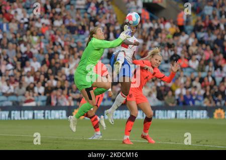 Englands Mary Earps kommen tapfer für die heraus. Ball unter Druck der niederländischen Lineth Beerensteyn während des Internationalen Freundschaftsspiel zwischen England Women und den Niederlanden in der Elland Road, Leeds am Freitag, 24.. Juni 2022. (Foto von Scott Llewellyn/MI News/NurPhoto) Stockfoto