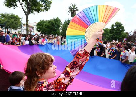 Am 25. Juni 2022 nehmen die Menschen an der Marcha do Orgulho LGBTI+ (Pride March) 2022 in Porto, Portugal, Teil. (Foto von Emmanuele Contini/NurPhoto) Stockfoto