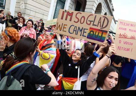 Am 25. Juni 2022 nehmen die Menschen an der Marcha do Orgulho LGBTI+ (Pride March) 2022 in Porto, Portugal, Teil. (Foto von Emmanuele Contini/NurPhoto) Stockfoto