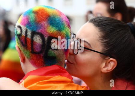 Am 25. Juni 2022 nehmen die Menschen an der Marcha do Orgulho LGBTI+ (Pride March) 2022 in Porto, Portugal, Teil. (Foto von Emmanuele Contini/NurPhoto) Stockfoto