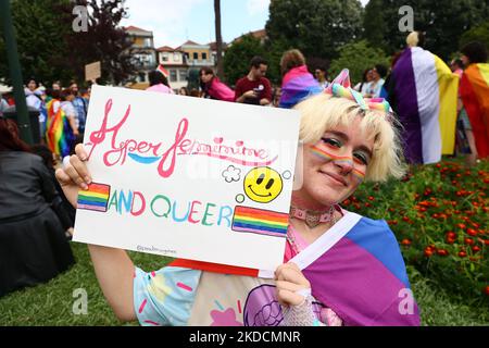 Am 25. Juni 2022 nehmen die Menschen an der Marcha do Orgulho LGBTI+ (Pride March) 2022 in Porto, Portugal, Teil. (Foto von Emmanuele Contini/NurPhoto) Stockfoto