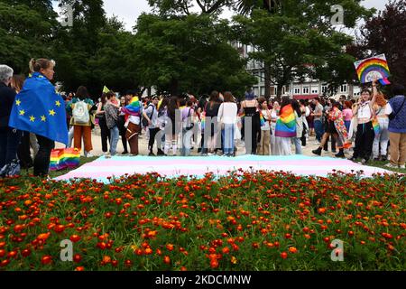 Am 25. Juni 2022 nehmen die Menschen an der Marcha do Orgulho LGBTI+ (Pride March) 2022 in Porto, Portugal, Teil. (Foto von Emmanuele Contini/NurPhoto) Stockfoto