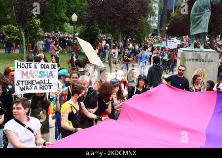 Am 25. Juni 2022 nehmen die Menschen an der Marcha do Orgulho LGBTI+ (Pride March) 2022 in Porto, Portugal, Teil. (Foto von Emmanuele Contini/NurPhoto) Stockfoto