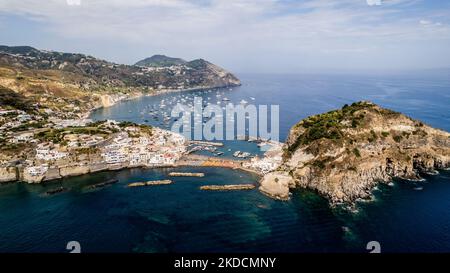 Eine Drohnenansicht des berühmten und malerischen Dorfes Sant'Angelo in Ischia, Italien, am 25. Juni 2022. (Foto von Manuel Romano/NurPhoto) Stockfoto