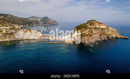 Eine Drohnenansicht des berühmten und malerischen Dorfes Sant'Angelo in Ischia, Italien, am 25. Juni 2022. (Foto von Manuel Romano/NurPhoto) Stockfoto