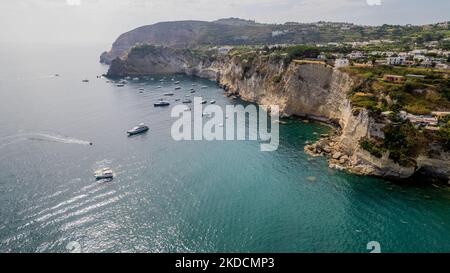 Eine Drohnenansicht des berühmten und malerischen Dorfes Sant'Angelo in Ischia, Italien, am 25. Juni 2022. (Foto von Manuel Romano/NurPhoto) Stockfoto