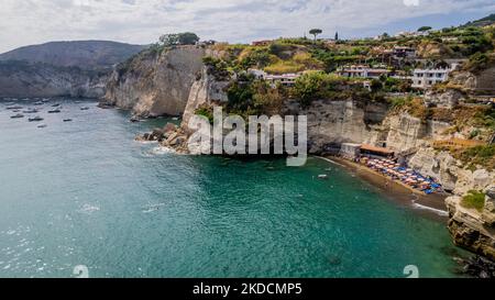 Eine Drohnenansicht des berühmten und malerischen Dorfes Sant'Angelo in Ischia, Italien, am 25. Juni 2022. (Foto von Manuel Romano/NurPhoto) Stockfoto