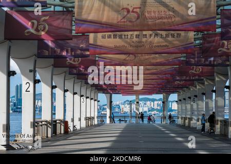 Banner, die den 25.. Jahrestag der Rückkehr Hongkongs nach China feiern, schmücken einen der zentralen Pfeiler. (Foto von Marc Fernandes/NurPhoto) Stockfoto