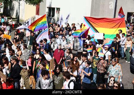 Am 25. Juni 2022 nehmen die Menschen an der Marcha do Orgulho LGBTI+ (Pride March) 2022 in Porto, Portugal, Teil. (Foto von Emmanuele Contini/NurPhoto) Stockfoto