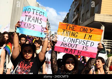 Am 25. Juni 2022 nehmen die Menschen an der Marcha do Orgulho LGBTI+ (Pride March) 2022 in Porto, Portugal, Teil. (Foto von Emmanuele Contini/NurPhoto) Stockfoto