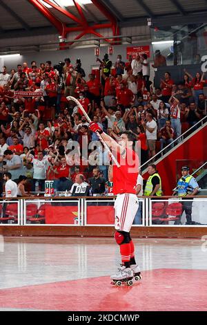 Carlos Nicolia von SL Benfica feiert während der Rink Hockey-Playoffs 4. Etappe zwischen SL Benfica und FC Porto, in Pavilhão Fidelidade, Lisboa, Portugal, 25, Juni 2022 (Foto von João Rico/NurPhoto) Stockfoto