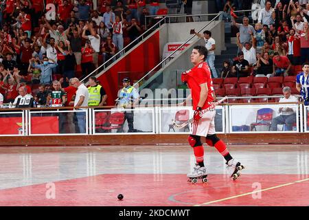 Carlos Nicolia von SL Benfica feiert während der Rink Hockey-Playoffs 4. Etappe zwischen SL Benfica und FC Porto, in Pavilhão Fidelidade, Lisboa, Portugal, 25, Juni 2022 (Foto von João Rico/NurPhoto) Stockfoto