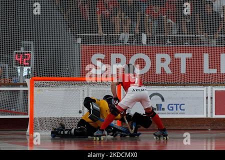 Pablo Alvarez von SL Benfica punktet während der Rink Hockey-Playoffs mit 4. Teilstrecken zwischen SL Benfica und FC Porto, bei Pavilhão Fidelidade, Lisboa, Portugal, 25, Juni 2022 (Foto von João Rico/NurPhoto) Stockfoto