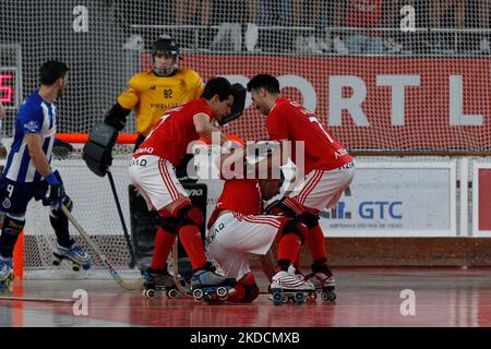 Diogo Rafael von SL Benfica feiert während der Rink Hockey-Playoffs 4. Etappe zwischen SL Benfica und FC Porto, im Pavilhão Fidelidade, Lissabon, Portugal, 25, Juni 2022 (Foto von João Rico/NurPhoto) Stockfoto