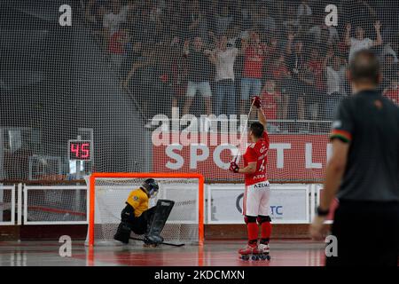 Diogo Rafael von SL Benfica feiert während der Rink Hockey-Playoffs 4. Etappe zwischen SL Benfica und FC Porto, im Pavilhão Fidelidade, Lissabon, Portugal, 25, Juni 2022 (Foto von João Rico/NurPhoto) Stockfoto