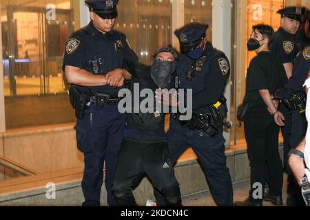 NEW YORK CITY - 24. JUNI 2022: Mehrere Demonstranten wurden am 42.. Und 6.. Straße verhaftet, während sie gegen die Entscheidung des Obersten Gerichtshofs im Fall Dobbs gegen Jackson im Frauengesundheitsprofis am 24. Juni 2011 im Stadtteil Manhattan von New York City protestierten. Mit der Entscheidung des Gerichtshofs im Frauengesundheitssache Dobbs / Jackson wird der bahnbrechende 50-jährige Fall Roe / Wade umgestolbt, wodurch das Bundesrecht auf Abtreibung beseitigt wird. (Foto von John Nacion/NurPhoto) Stockfoto