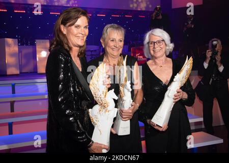 Von links nach rechts Ulrike NASSE-MEYFARTH, Renate STECHER, Heide ECKER-ROSENDAHL, erhalten den Pegasos-Preis, Legends of Sports, 40. Deutscher Sportpresseball in der Alten Oper Frankfurt, 5.. November 2022. Stockfoto