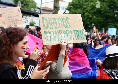 Am 25. Juni 2022 nehmen die Menschen an der Marcha do Orgulho LGBTI+ (Pride March) 2022 in Porto, Portugal, Teil. (Foto von Emmanuele Contini/NurPhoto) Stockfoto