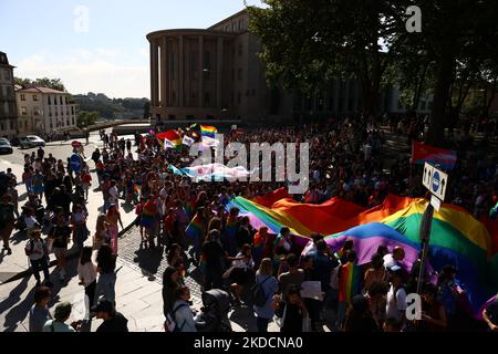 Am 25. Juni 2022 nehmen die Menschen an der Marcha do Orgulho LGBTI+ (Pride March) 2022 in Porto, Portugal, Teil. (Foto von Emmanuele Contini/NurPhoto) Stockfoto